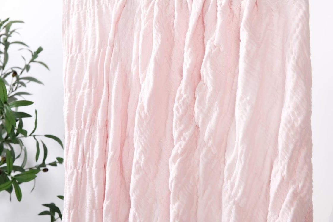 100% Cotton Seersucker Blanket Pink Bed Blanket King Size Chic And Cozy